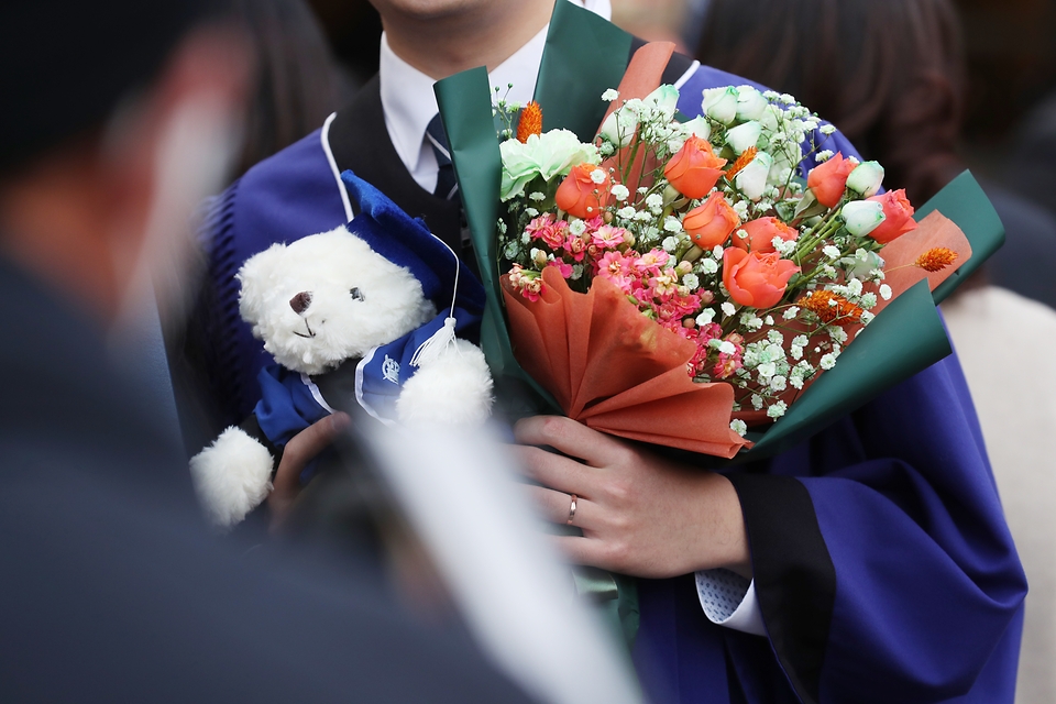 <p>정부의 의과대학 증원에 반발해 전공의들의 사직서 제출이 이어지고 있는 가운데 27일 오후 서울 종로구 서울대학교 연건캠퍼스에서 열린 서울대학교 의과대학·대학원 학위수여식에서 졸업생들이 기념 사진을 찍고 있다. </p>