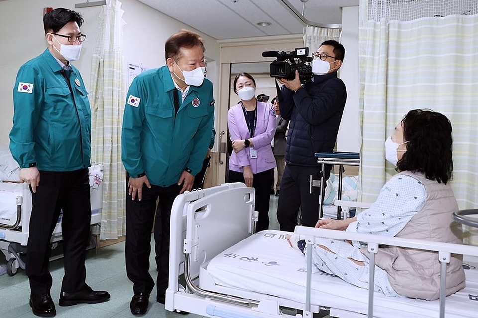 이상민 행정안전부 장관이 28일 충청북도 청주의료원을 방문해 전공의 집단행동 대응 관련하여 비상진료체계를 점검하며 입원 진료 환자를 격려하고 있다. 