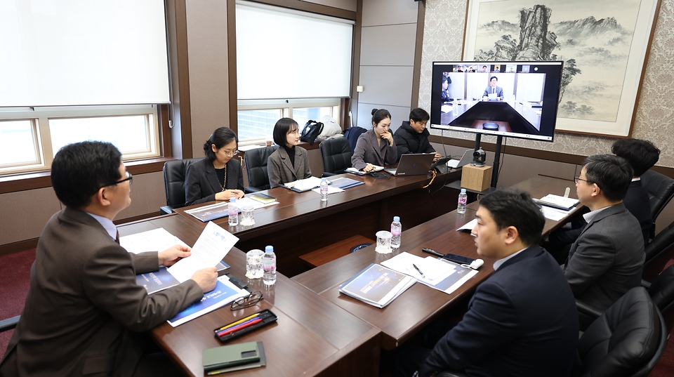 고광효 관세청장이 28일 서울본부세관에서 열린 스마트혁신 관세외교 추진전략 점검회의에서 화상으로 관세관들과 관세외교 전략에 대해 논의하고있다.