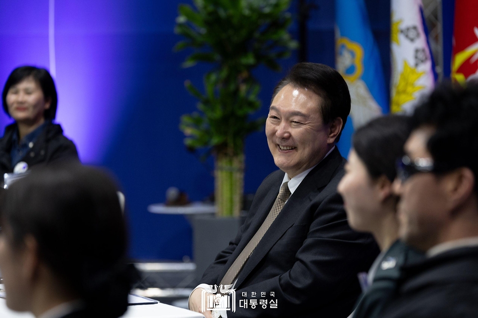 윤석열 대통령이 28일 충북 괴산군 육군학생군사학교에서 2024년 학군장교 임관식을 마친 뒤 열린 학군가족 간담회에서 참석자들의 발언을 듣고 있다.