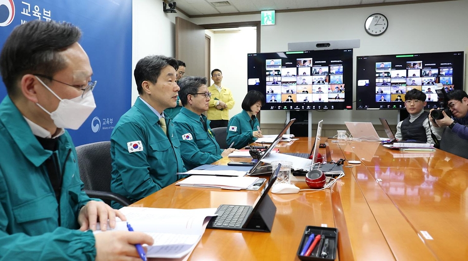 이주호 교육부 장관이 28일 정부서울청사에서 열린 ‘의대 운영 대학 총장 간담회’에서 인사말을 하고 있다.