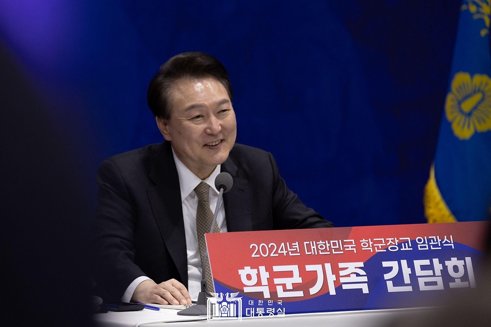 윤석열 대통령이 28일 충북 괴산군 육군학생군사학교에서 2024년 학군장교 임관식을 마친 뒤 열린 학군가족 간담회에서 참석자들의 발언을 듣고 있다.