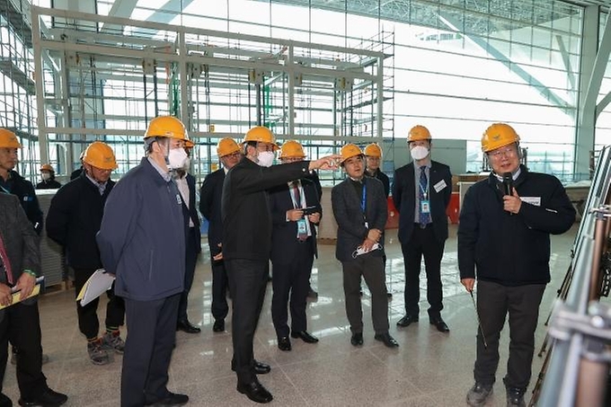 박상우 국토교통부 장관이 28일 인천국제공항 제2여객터미널 확장공사 현장을 방문해 스마트패스 운영 상황 등 현장 점검을 하고 있다.