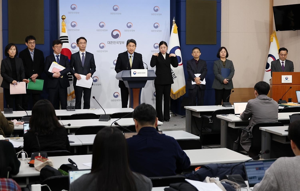 이주호 교육부장관이 28일 정부서울청사 별관 브리핑룸에서 교육발전특구 시범지역 1차 지정 결과를 발표하고 있다.