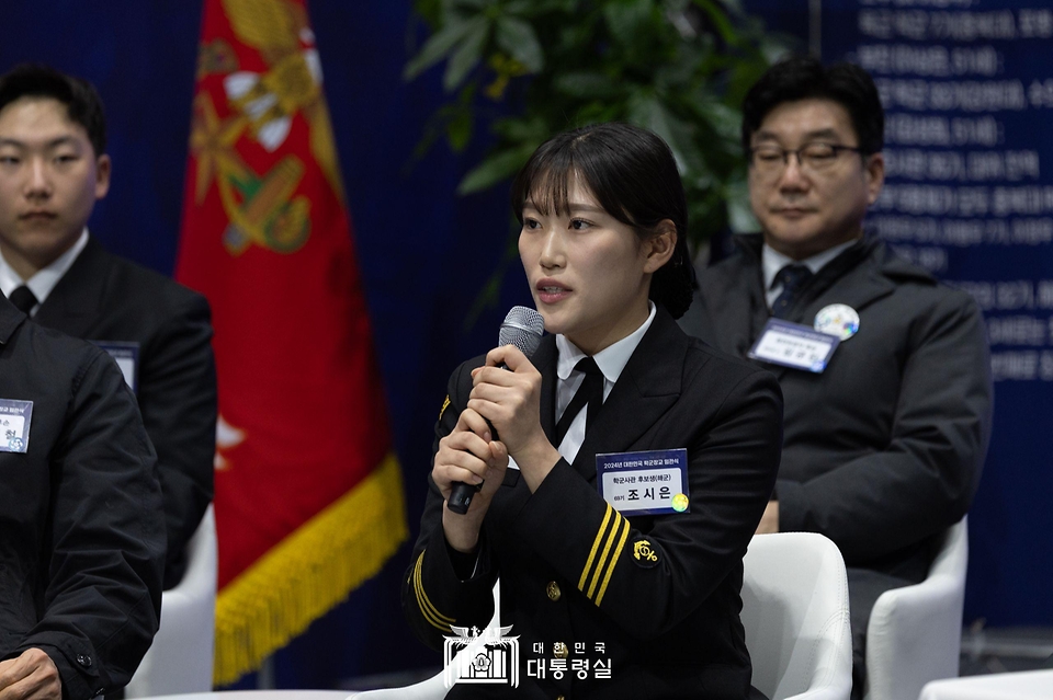 윤석열 대통령이 참석한 가운데  28일 충북 괴산군 육군학생군사학교에서 2024년 학군장교 임관식을 마친 뒤 열린 학군가족 간담회에서 2002년 제2연평해전에서 전사한 고(故) 조천형 상사의 딸 조시은 소위가 발언하고 있다. 