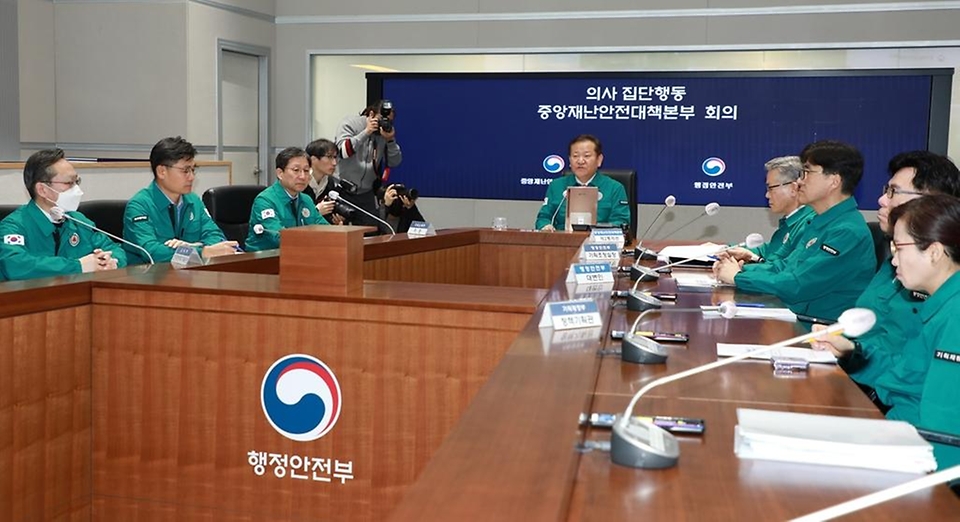이상민 행정안전부 장관이 29일 종로구 정부서울청사 중앙재난안전상황실 서울상황센터에서 열린 ‘의사 집단행동 관련 중대본 회의’에서 관계자들과 논의를 하고 있다.