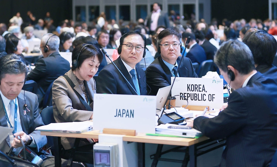 정인교 산업통상자원부 통상교섭본부장이 28일(현지시간) UAE 아부다비 국제전시센터에서 응고지 오콘조-이웰라(Ngozi Okonjo-Iweala) WTO 사무총장을 비롯한 WTO 회원국 통상장관이 참석한 가운데 열린 ‘제13차 WTO 각료회의’ 주제별 세션인 ‘WTO 분쟁해결 개혁’ 세션에 참석하고 있다. 이번 각료회의에서 WTO 분쟁해결체제 개혁과 관련하여 우리 입장을 발표하였다.