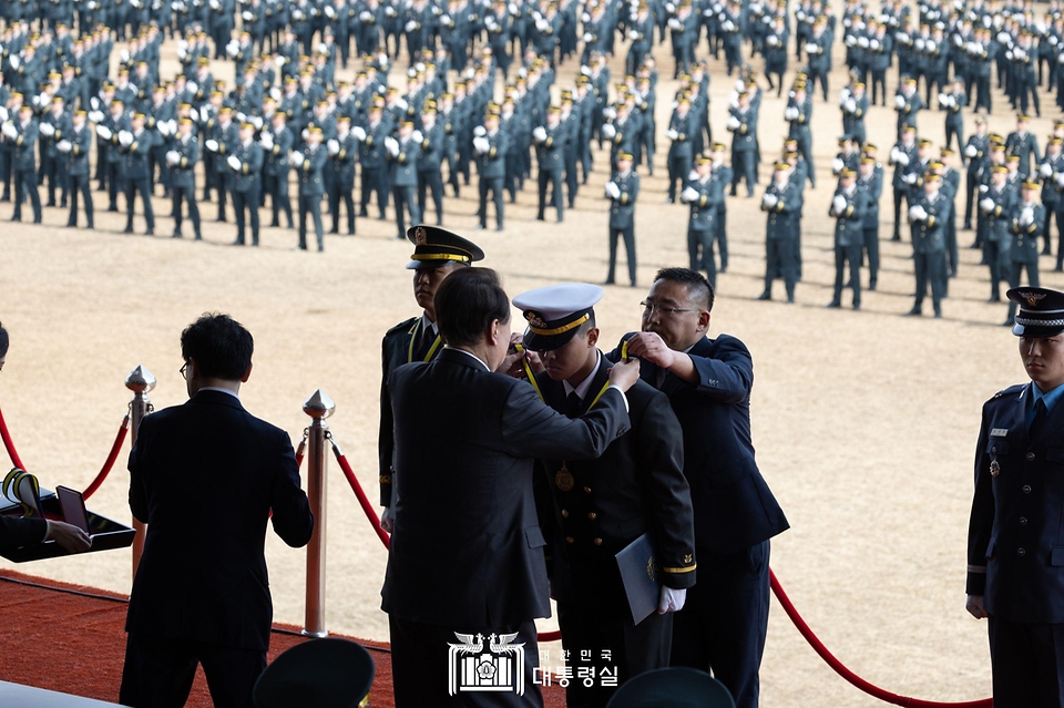 윤석열 대통령이 28일 충북 괴산군 육군학생군사학교에서 열린 ‘2024년 학군장교 임관식’에서 해군 오지윤 소위에게 우등상을 수여하고 있다. 