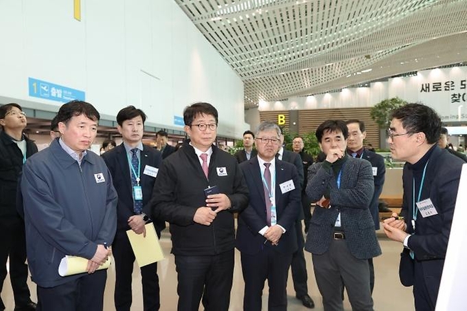 박상우 국토교통부 장관이 28일 인천국제공항 제2여객터미널 확장공사 현장을 방문해 스마트패스 운영 상황 등 현장 점검을 하고 있다.