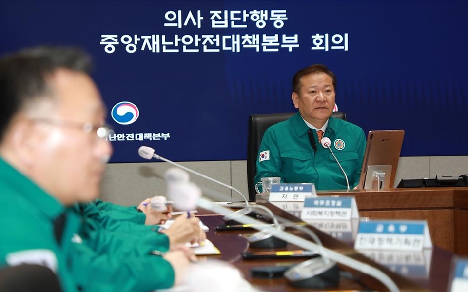이상민 행정안전부 장관이 29일 종로구 정부서울청사 중앙재난안전상황실 서울상황센터에서 열린 ‘의사 집단행동 관련 중대본 회의’에서 발언을 하고 있다.