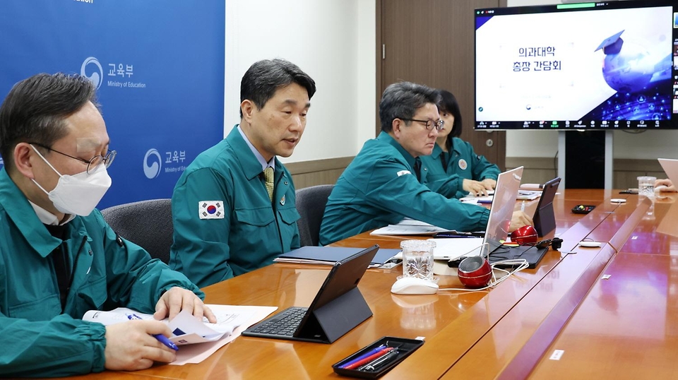 이주호 교육부 장관이 28일 정부서울청사에서 열린 ‘의대 운영 대학 총장 간담회’에서 발언하고 있다.