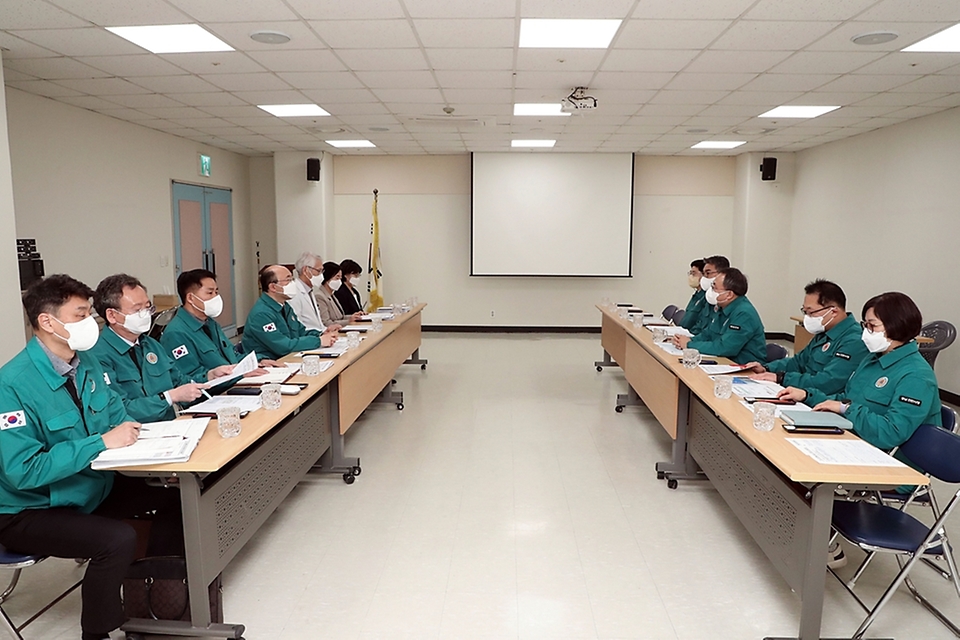 고기동 행정안전부 차관이 28일 충청남도 천안의료원을 찾아 의료공백에 따른 지자체 의료원의 역할을 당부하고 향후 대응방안에 관한 의견을 나누고 있다.