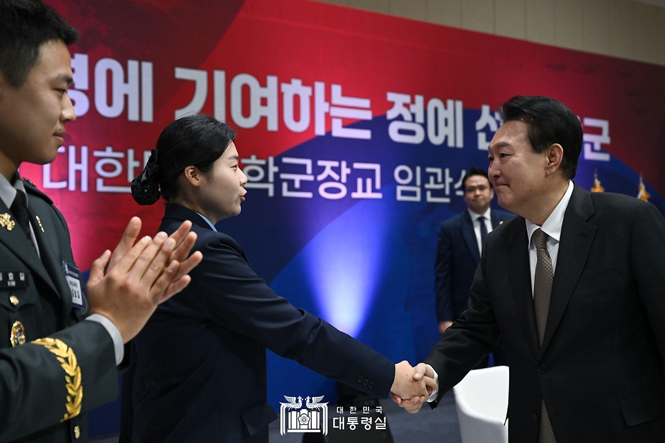 윤석열 대통령이 28일 충북 괴산군 육군학생군사학교에서 2024년 학군장교 임관식을 마친 뒤 열린 학군가족 간담회에서 참석자와 인사하고 있다.