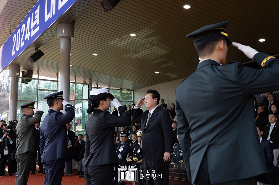 윤석열 대통령이 28일 충북 괴산군 육군학생군사학교에서 열린 ‘2024년 학군장교 임관식’에서 해병대 송성현 소위(왼쪽부터), 공군 배진영 소위, 해군 최하나 소위, 육군 이준희 소위에게 계급장을 수여한 뒤 거수 경례를 받고 있다. 