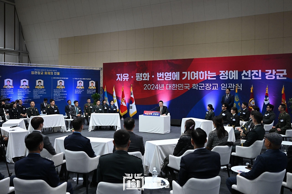 윤석열 대통령이 28일 충북 괴산군 육군학생군사학교에서 2024년 학군장교 임관식을 마친 뒤 열린 학군가족 간담회에서 발언하고 있다. 