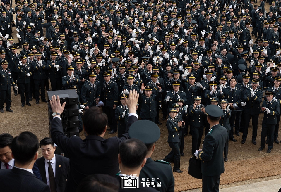 윤석열 대통령이 28일 충북 괴산군 육군학생군사학교에서 열린 ‘2024년 학군장교 임관식’ 뒤 기념촬영을 마치고 임관 소위들에게 인사하고 있다.