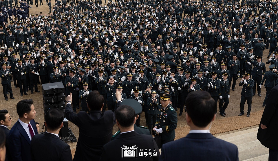 윤석열 대통령이 28일 충북 괴산군 육군학생군사학교에서 열린 ‘2024년 학군장교 임관식’ 뒤 임관 소위들을 격려하고 있다.