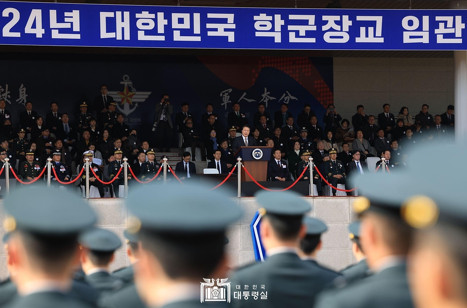 윤석열 대통령이 28일 충북 괴산군 육군학생군사학교에서 열린 ‘2024년 학군장교 임관식’에서 축사를 하고 있다.