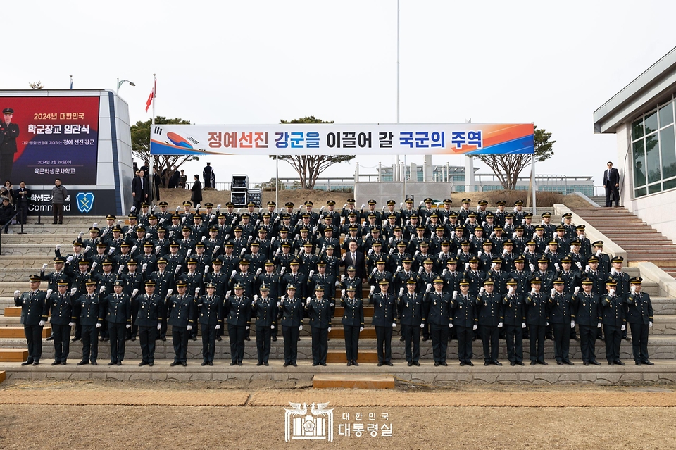 윤석열 대통령이 28일 충북 괴산군 육군학생군사학교에서 열린 ‘2024년 학군장교 임관식’ 뒤 임관 소위들과 함께 기념 촬영을 하고 있다.