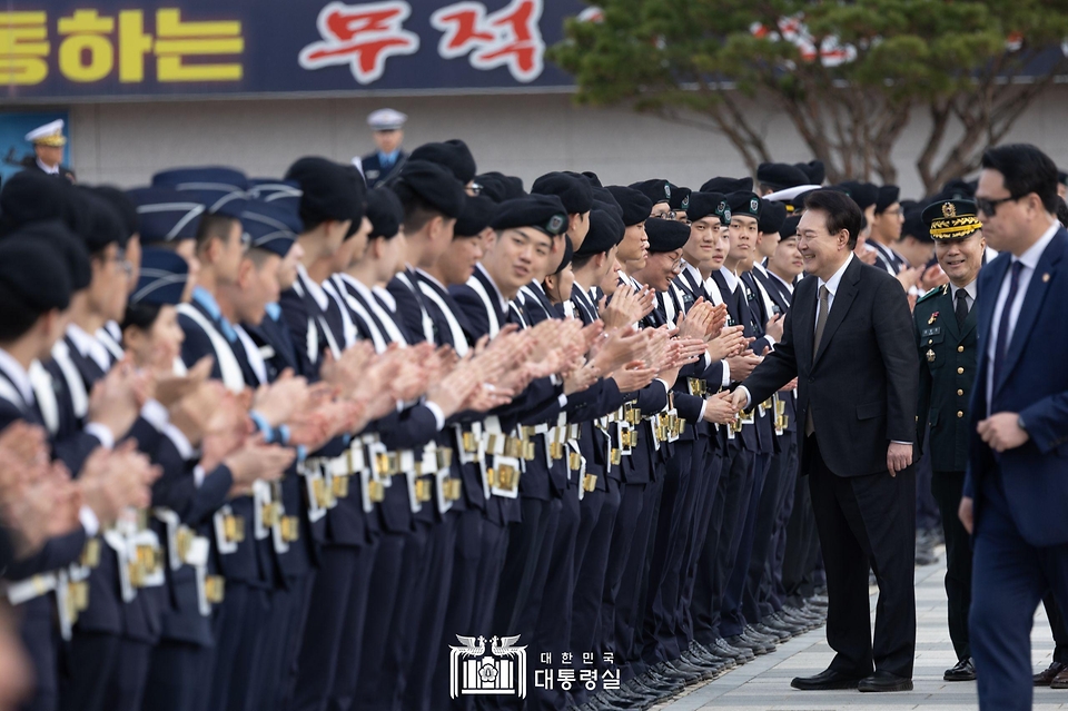 윤석열 대통령이 28일 충북 괴산군 육군학생군사학교에서 2024년 학군장교 임관식을 마친 뒤 학군가족 간담회 장소로 이동하며 도열하고 있는 학군 후보생들을 격려하고 있다. 