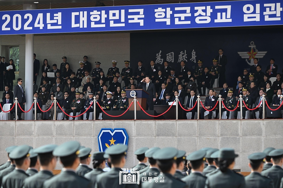 윤석열 대통령이 28일 충북 괴산군 육군학생군사학교에서 열린 ‘2024년 학군장교 임관식’에서 거수 경례를 받고 있다.
