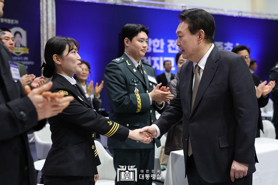 윤석열 대통령이 28일 충북 괴산군 육군학생군사학교에서 2024년 학군장교 임관식을 마친 뒤 열린 학군가족 간담회에 참석해 2002년 제2연평해전에서 전사한 고(故) 조천형 상사의 딸 조시은 소위와 악수하고 있다. 