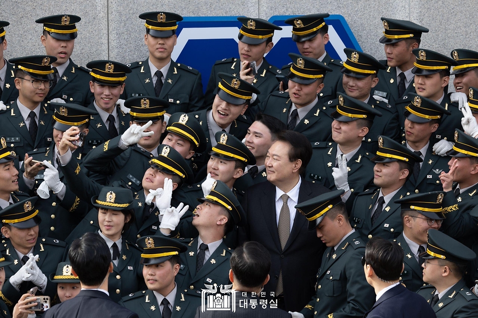윤석열 대통령이 28일 충북 괴산군 육군학생군사학교에서 열린 ‘2024년 학군장교 임관식’ 뒤 임관 소위들과 함께 기념 촬영을 하고 있다.