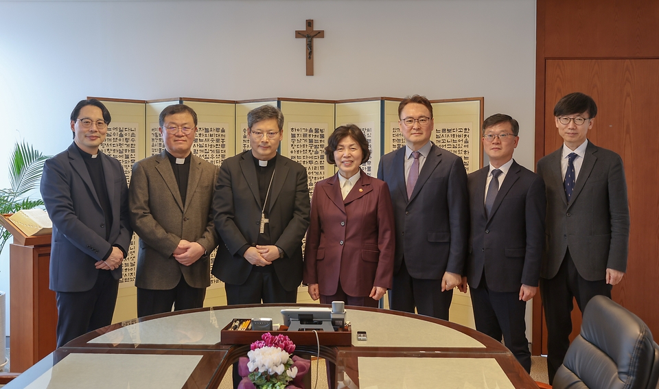 강정애 국가보훈부 장관이 29일 오후 서울시 중구 한국천주교서울대교구청에 방문하여 천주교 서울교구장 정순택 대주교를 만나 기념사진을 촬영하고 있다.