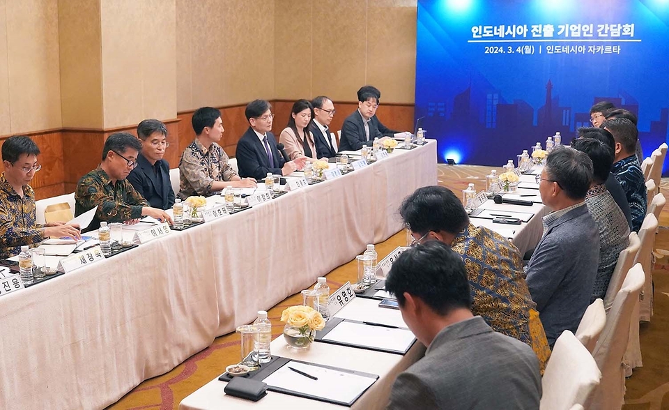 양병내 산업통상자원부 통상차관보가 4일(현지시간) 인도네시아 자카르타 물리아호텔에서 열린 ‘인도네시아 현지 진출기업 간담회’를 주재하고 있다. 이날 간담회는 현대자동차, 포스코, 롯데케미칼, LX인터내셔널을 비롯한 인도네시아 현지 진출기업 관계자 등이 참석해, 인도네시아 및 아세안 시장 수출 확대를 위한 방안 및 진출기업 애로사항 등을 논의하였다.