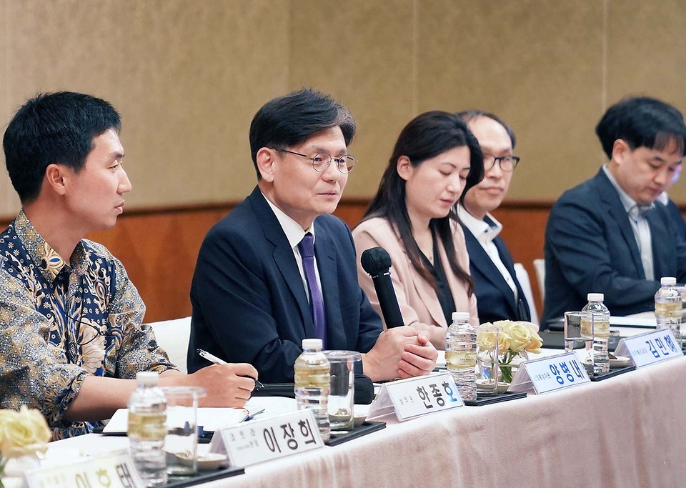 양병내 산업통상자원부 통상차관보가 4일(현지시간) 인도네시아 자카르타 물리아호텔에서 열린 ‘인도네시아 현지 진출기업 간담회’를 주재하고 있다.