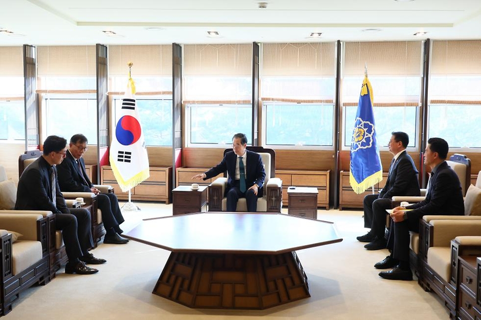 한덕수 국무총리가 7일 세종특별자치시 정부세종청사에서 열린 ‘경제·인문사회연구회 이사장 임명장 수여식’에서 신동천 경제·인문사회연구회 이사장과 대화를 나누고 있다. 