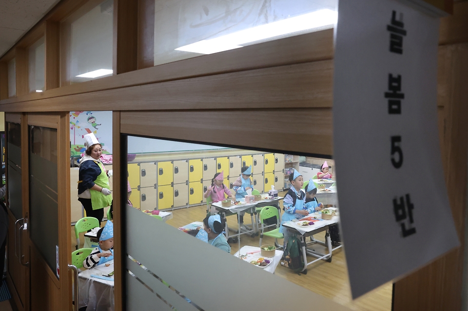<p> 12일 오후 충북 진천군 상신초등학교에서 초등학교 1학년생이  늘봄학교 프로그램 ‘나는야 환경요리사’ 시간에 참여하고 있다. </p>