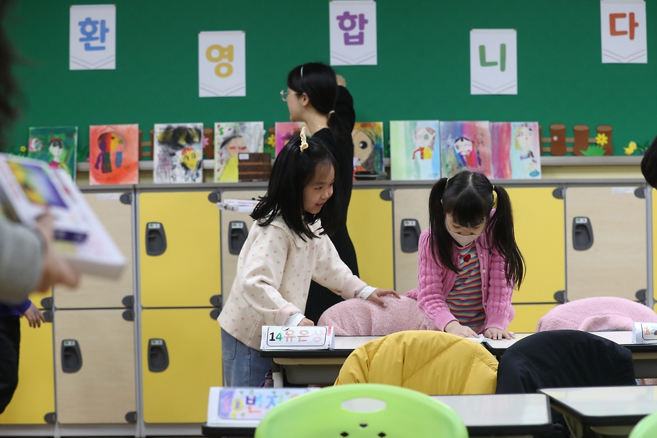 <p> 12일 오후 충북 진천군 상신초등학교에서 초등학교 1학년생이  늘봄학교 프로그램 ‘요리조리 창의미술시간’에 참여하고 있다.  </p>