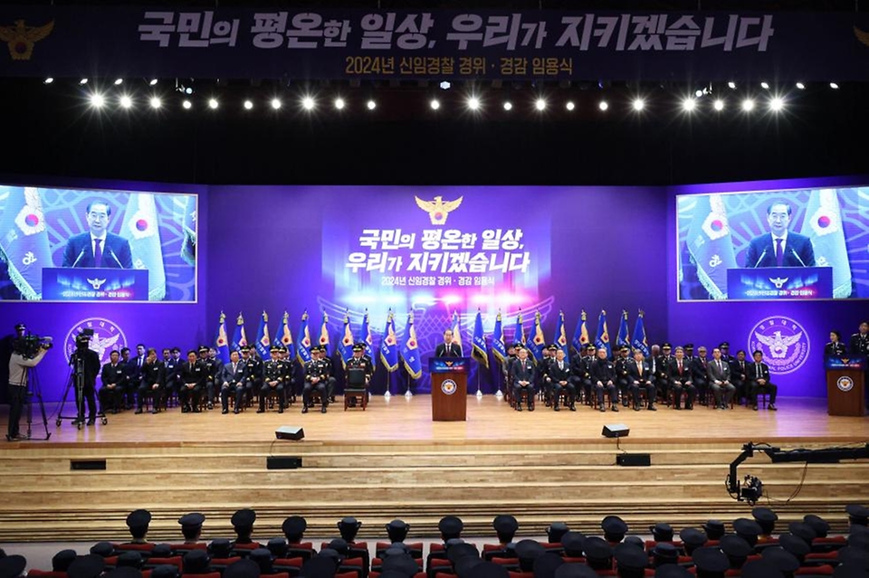 한덕수 국무총리가 12일 충남 아산시 경찰대학 이순신홀에서 열린 ‘신임경찰 경위·경감 임용식’에서 축사하고 있다.