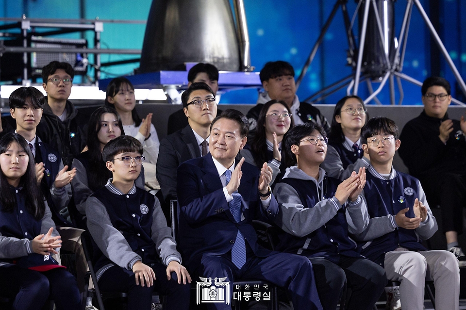 윤석열 대통령이 13일 경남 사천시 한국항공우주산업(KAI)에서 열린 ‘대한민국 우주산업 클러스터 출범식’에서 박수를 치고 있다.