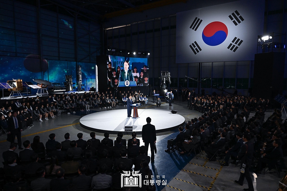 윤석열 대통령이 13일 경남 사천시 한국항공우주산업(KAI)에서 열린 ‘대한민국 우주산업 클러스터 출범식’에서 축사를 하고 있다.
