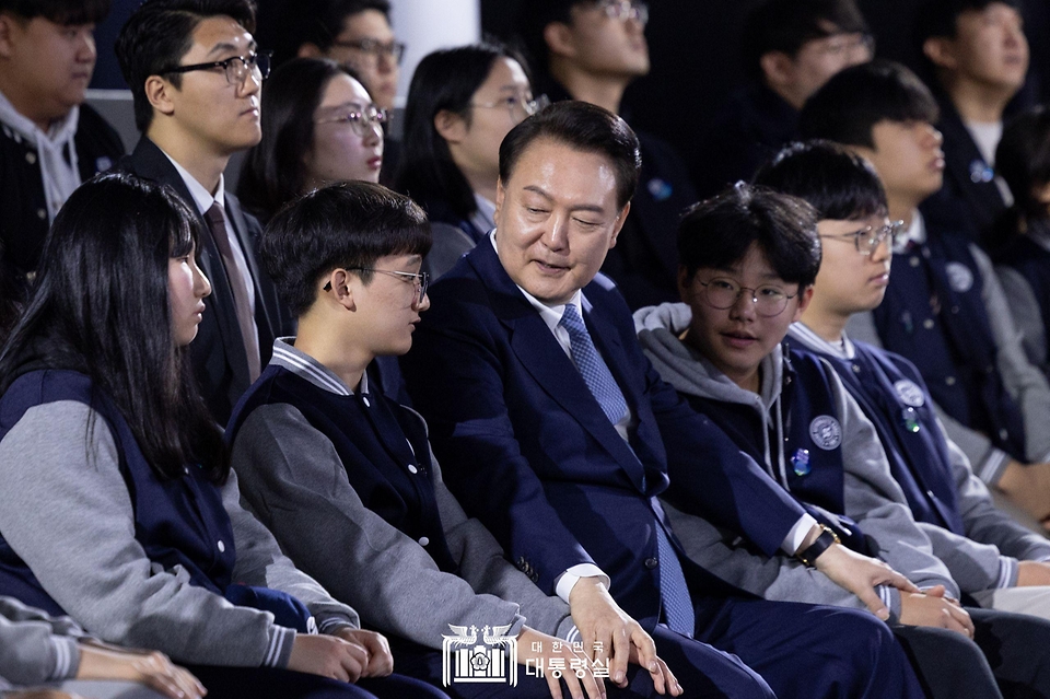 윤석열 대통령이 13일 경남 사천시 한국항공우주산업(KAI)에서 열린 ‘대한민국 우주산업 클러스터 출범식’에서 참석 학생들과 대화하고 있다.