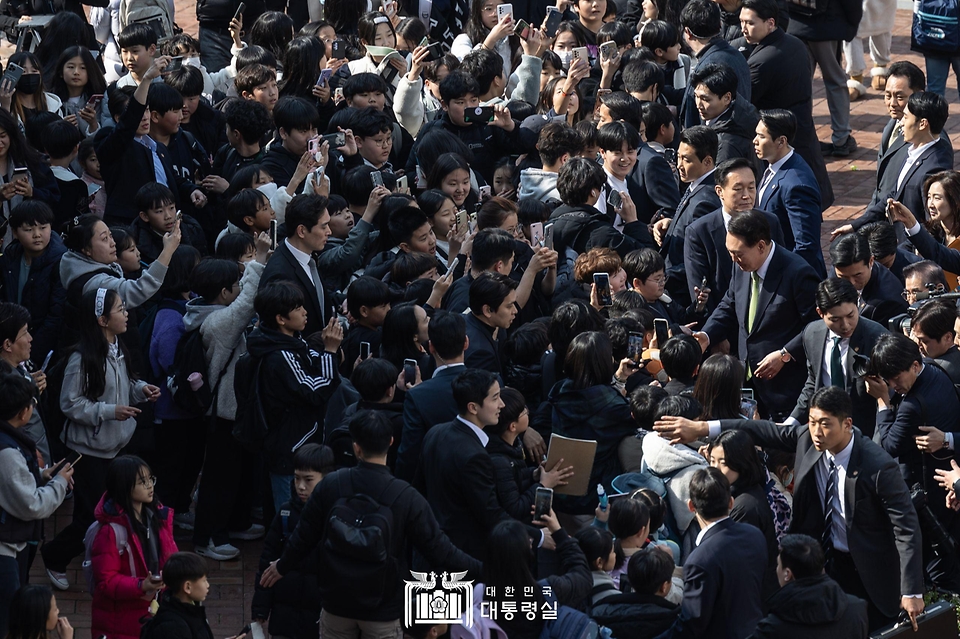 윤석열 대통령이 14일 전남 무안군 오룡초등학교를 방문해 늘봄학교 프로그램 참관을 위해 학교로 들어가고 있다. 