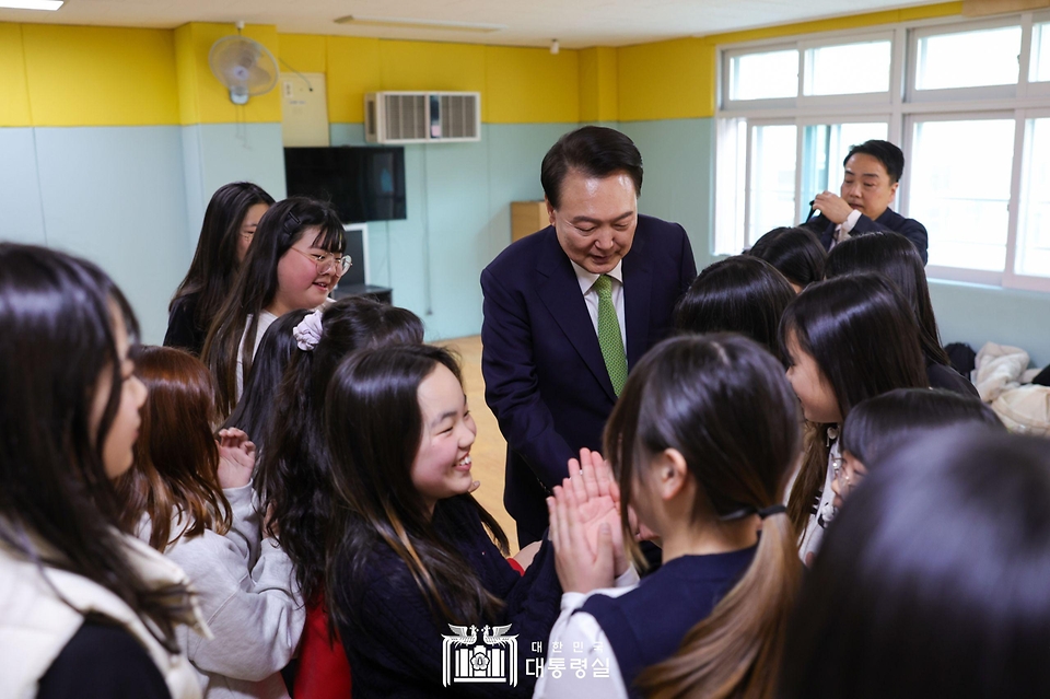 윤석열 대통령이 14일 전남 무안군 오룡초등학교를 방문해 늘봄학교 방송댄스 프로그램을 참관하며 학생들과 인사하고 있다.