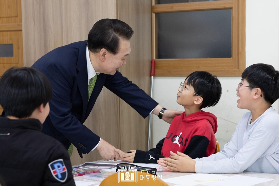 윤석열 대통령이 14일 전남 무안군 오룡초등학교를 방문해 늘봄 창의미술 프로그램을 참관하던 중 학생들과 대화하고 있다.