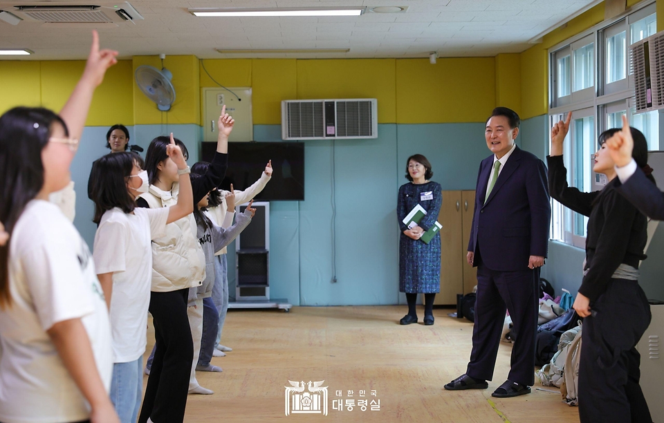 윤석열 대통령이 14일 전남 무안군 오룡초등학교를 방문해 늘봄학교 방송댄스 프로그램을 참관하고 있다.