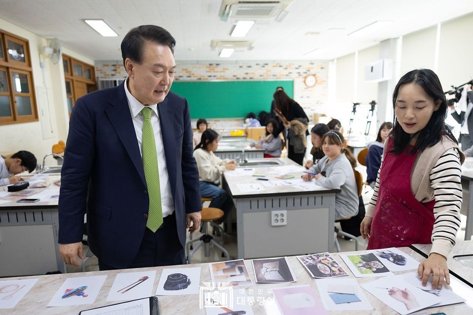 윤석열 대통령이 14일 전남 무안군 오룡초등학교를 방문해 늘봄 창의미술 프로그램을 참관하고 있다.