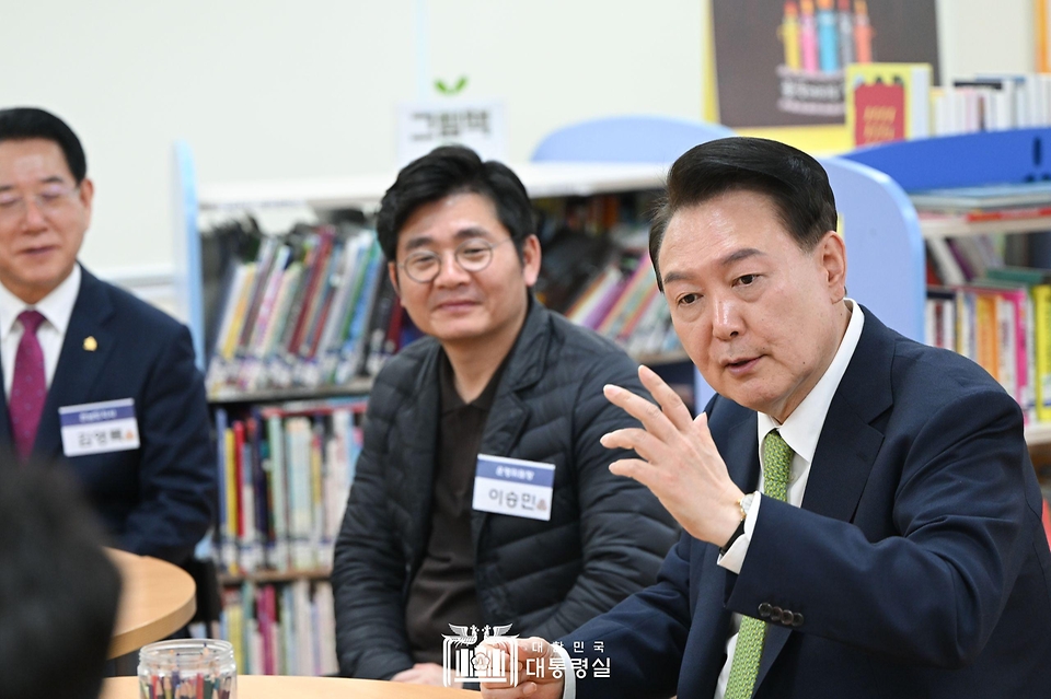 윤석열 대통령이 14일 전남 무안군 오룡초등학교 도서관에서 열린 늘봄학교 간담회에서 발언하고 있다.