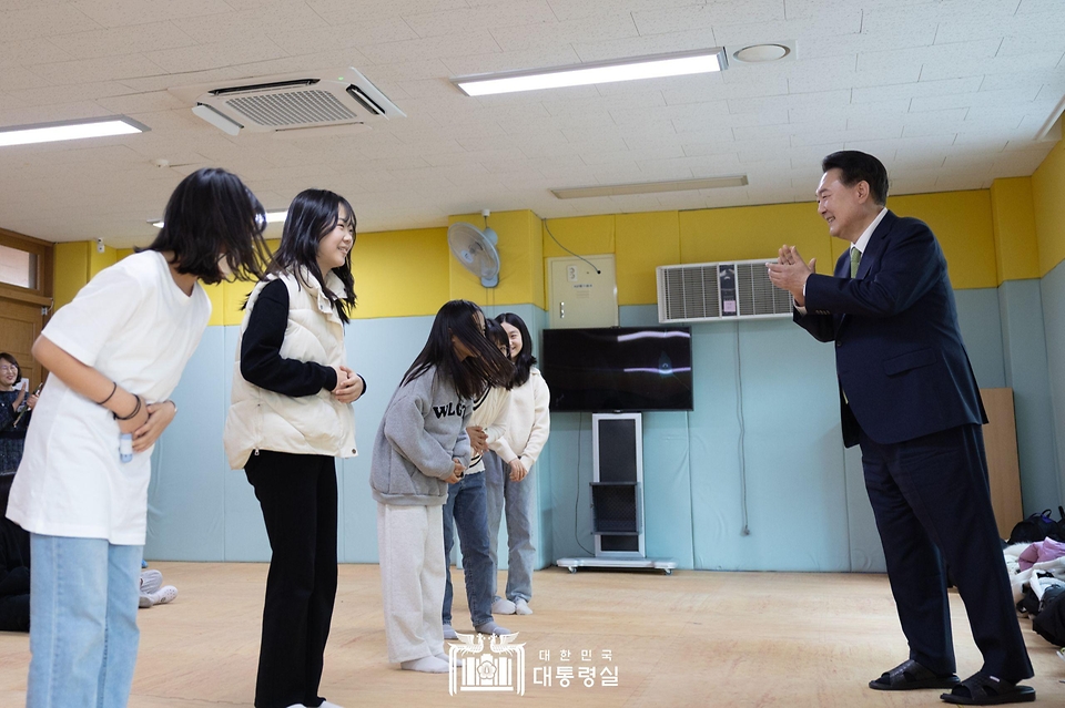 윤석열 대통령이 14일 전남 무안군 오룡초등학교를 방문해 늘봄학교 방송댄스 프로그램을 참관하며 학생들과 인사하고 있다.