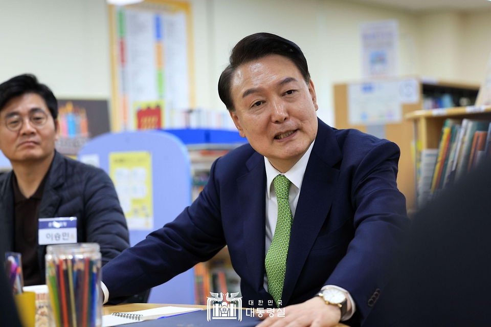 윤석열 대통령이 14일 전남 무안군 오룡초등학교 도서관에서 열린 늘봄학교 간담회에서 발언하고 있다.