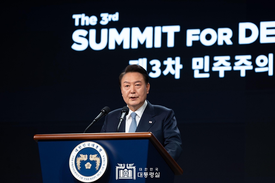 윤석열 대통령이 18일 서울 신라호텔에서 열린 ‘제3차 민주주의 정상회의 장관급 회의 개회식’에서 환영사를 하고 있다.