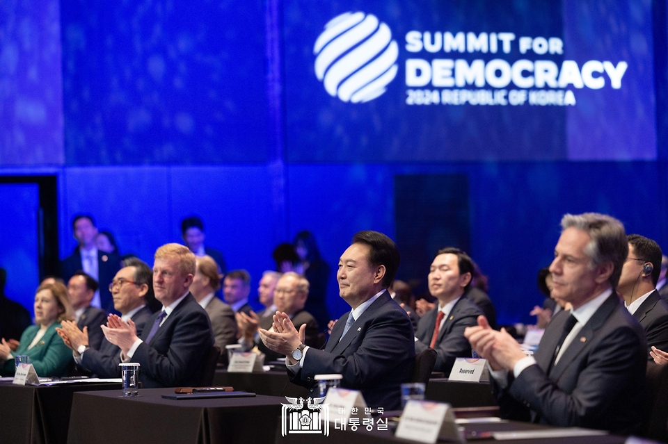윤석열 대통령이 18일 서울 신라호텔에서 열린 ‘제3차 민주주의 정상회의 장관급 회의 개회식’에서 주제 영상 시청 뒤 박수를 치고 있다.