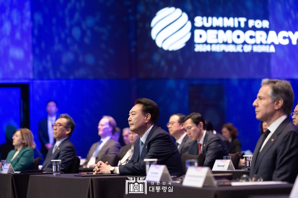 윤석열 대통령이 18일 서울 신라호텔에서 열린 ‘제3차 민주주의 정상회의 장관급 회의 개회식’에 참석해 있다.