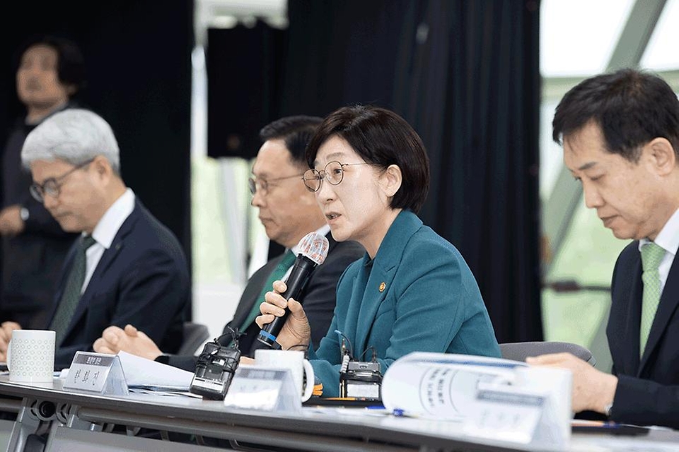 한화진 환경부 장관이 19일 서울 마포구 서울에너지드림센터에서 열린 ‘기후위기 대응을 위한 금융지원 간담회’에서 발언하고 있다.