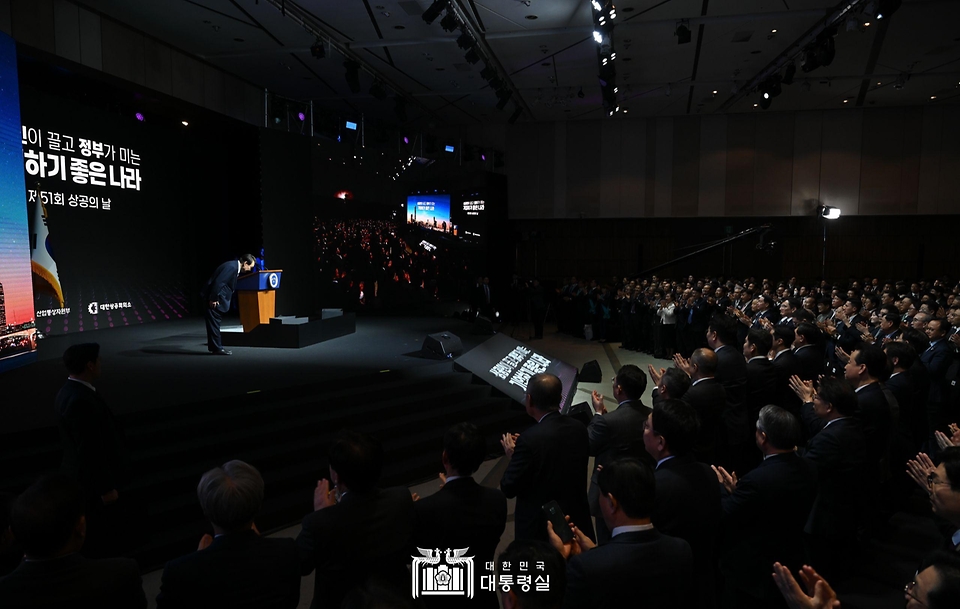 윤석열 대통령이 20일 서울 영등포구 63컨벤션센터에서 열린 ‘제51회 상공의 날 기념식’에서 특별 강연을 마친 뒤 인사하고 있다.